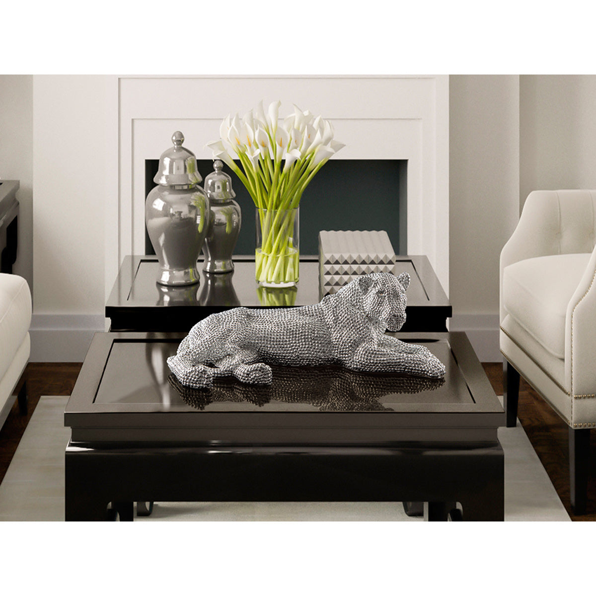 Figurină mică Leona argintie din rășină sintetică, leoaică culcată cu finisaj elegant și incrustații care imită bijuterii, decor modern pentru birou sau living.