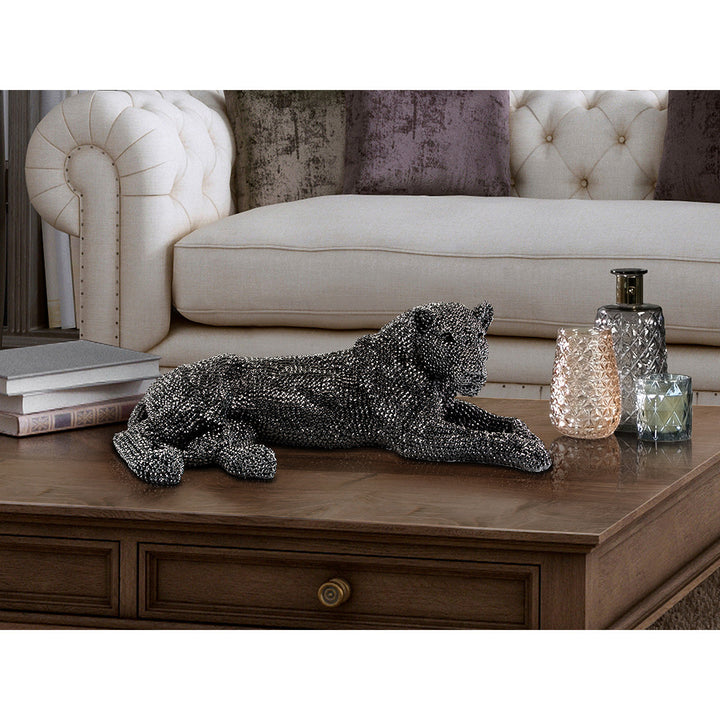 Figurină mică Leona neagră din polirășină, leoaică culcată cu finisaj lucios și detalii care imită bijuterii, decor elegant pentru birou sau living.