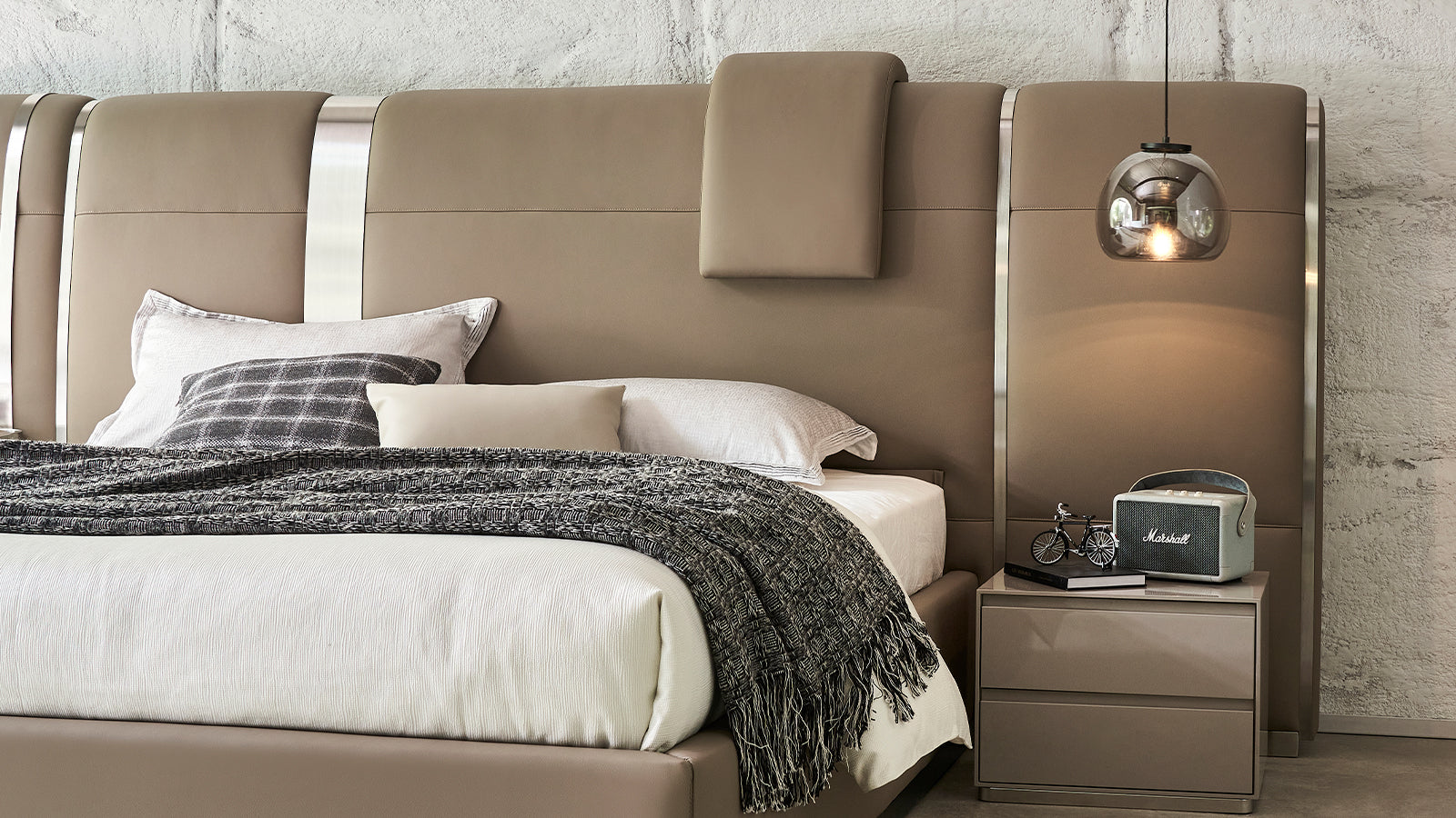 Pat Lyra – Confort și Eleganță în Dormitor