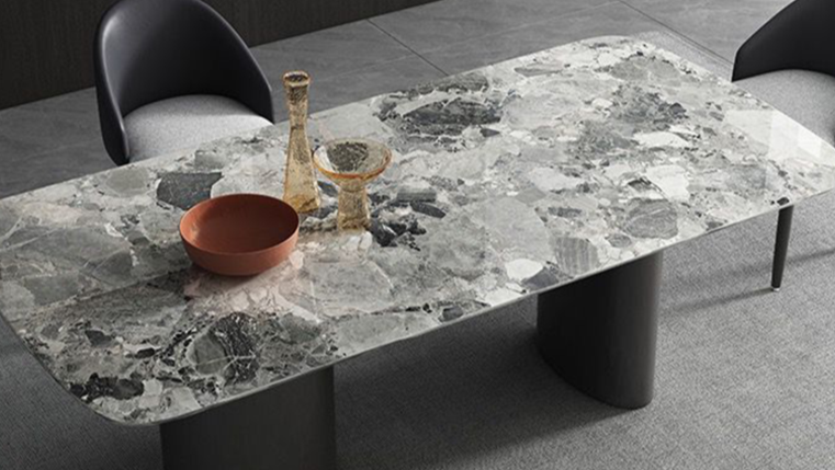 Set da pranzo Royale: tavolo e sedie per una cena elegante